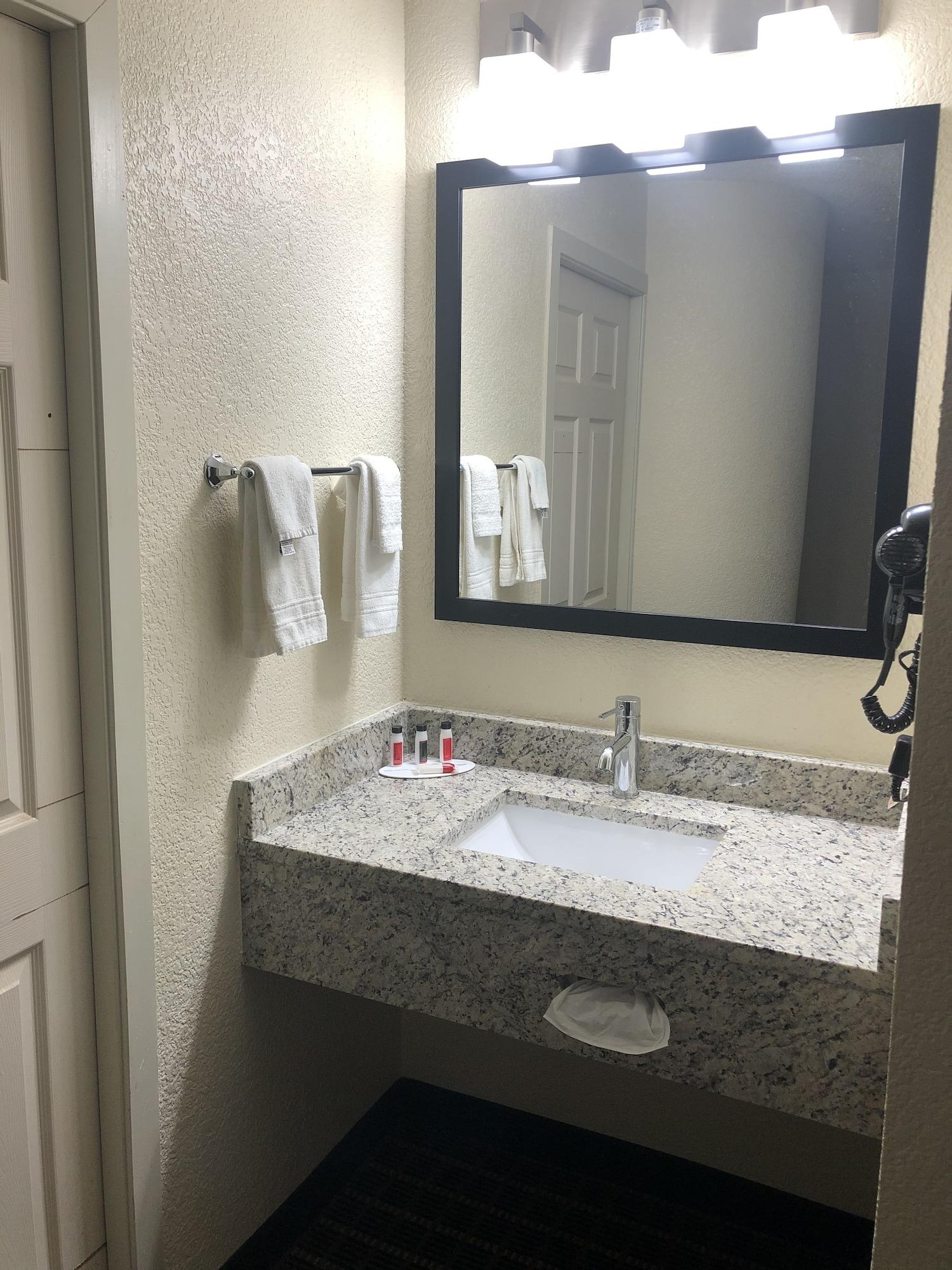 Baymont Inn & Suites By Wyndham Mukwonago Εξωτερικό φωτογραφία
