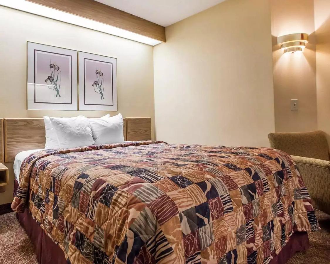 Baymont Inn & Suites By Wyndham Mukwonago Εξωτερικό φωτογραφία